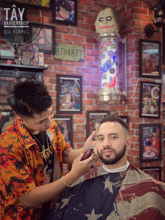 Không gian nghệ thuật tại Tây Barber Shop