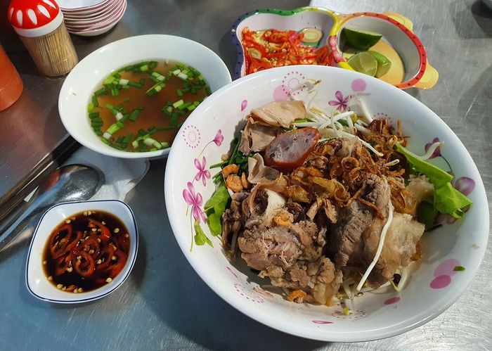 Hình ảnh tô hủ tiếu thơm ngon đặc trưng tại quán Sáu Sen