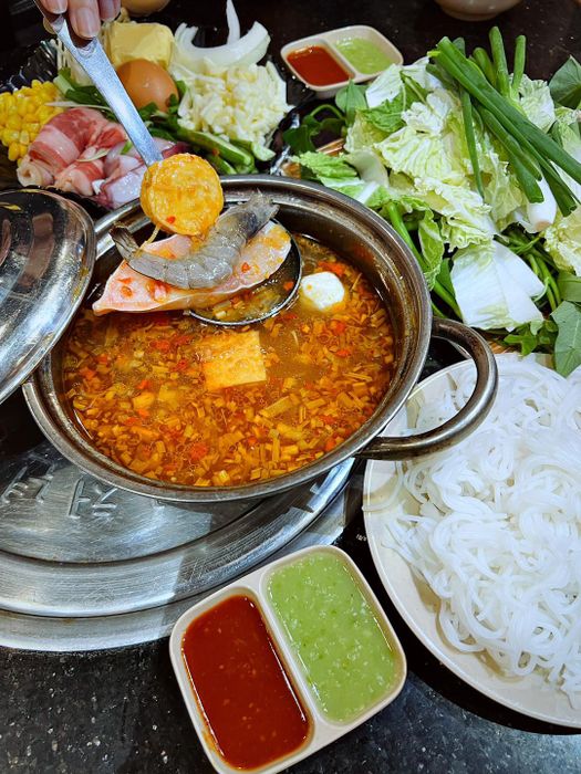 Không gian ấm cúng tại Nhóp Nhép Lẩu Nướng
