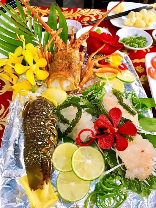 Không gian ấm cúng và sang trọng tại Nhà Hàng Hoa Vàng Long Xuyên