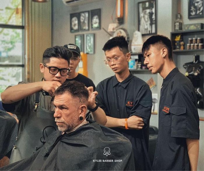 Nghệ thuật cắt tóc chuẩn barber châu Âu tại Ky Lee Barber Shop