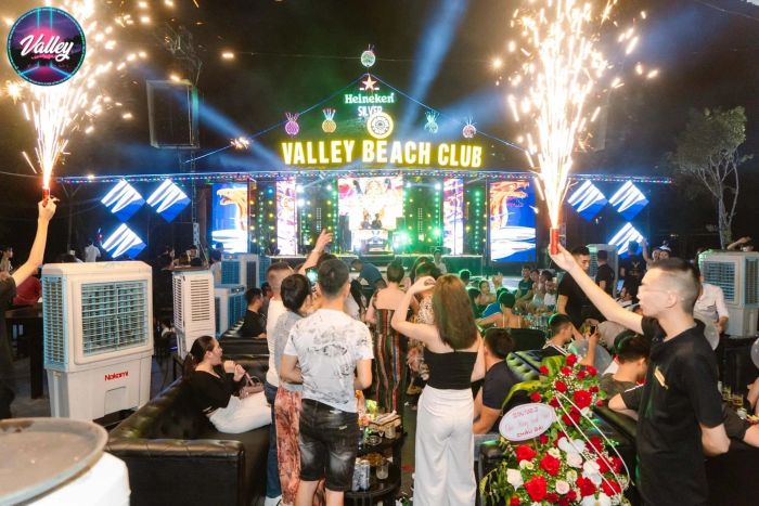Valley Beach Club - Ảnh không gian tiệc đêm lung linh