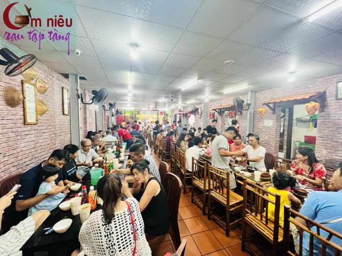 Không gian ấm cúng tại Cơm Niêu Rau Tập Tàng