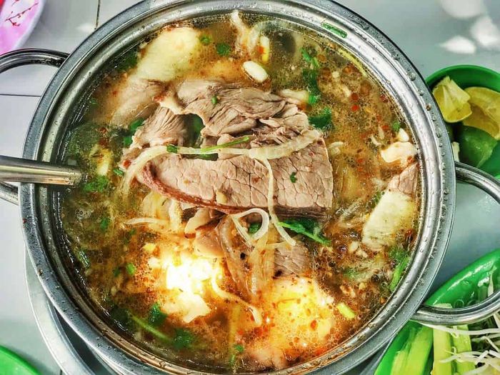 Hình ảnh nồi lẩu đặc trưng tại Lẩu Bò Học