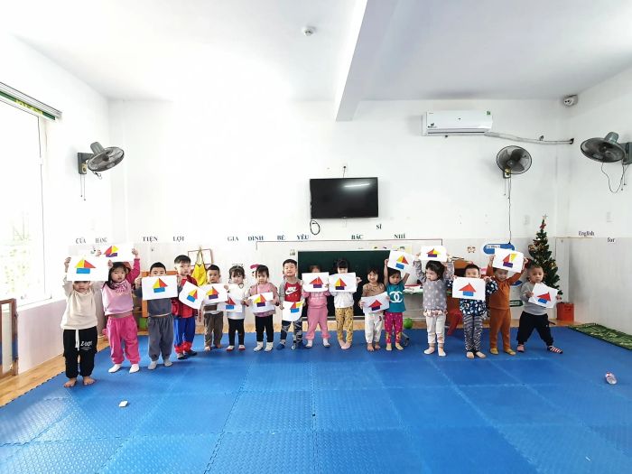 Trường Mầm Non CLC Việt Úc - Thế giới tuổi thơ: Sân chơi tri thức nơi trẻ được thỏa sức sáng tạo, học hỏi qua những trải nghiệm thực tế sinh động và bổ ích.