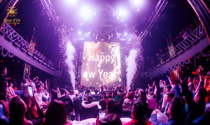 Fleur d'Or Maison Bar - Ảnh không gian DJ sôi động