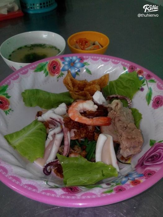 Góc ảnh chân thực về tô hủ tiếu đặc trưng tại Tám Lài