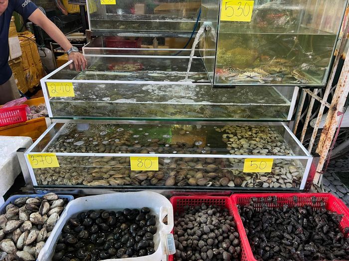 Không gian bày bán đa dạng hải sản tại Vựa Nam Dương
