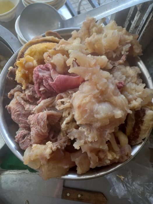 Góc ảnh chân thực về quy trình chế biến tại Hủ Tiếu Bò Viên AMET