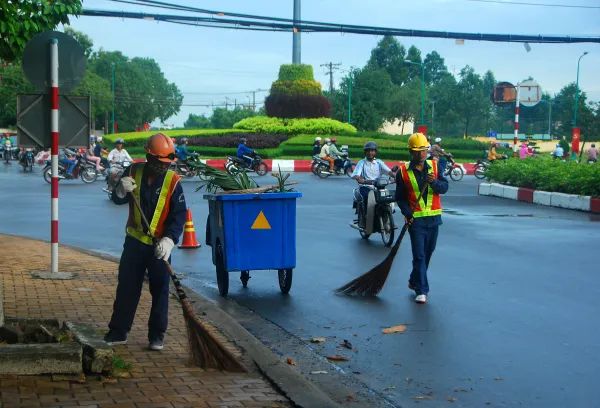 Hình ảnh minh họa sinh động về học sinh tham gia dọn vệ sinh trường lớp (Nguồn: Internet)