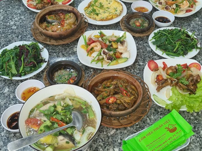 Không gian ấm cúng tại Cơm Niêu Thuần Việt