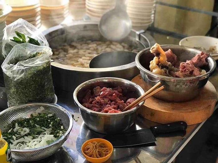 Không gian ấm cúng và tô hủ tiếu bò viên đầy đặn tại AMET