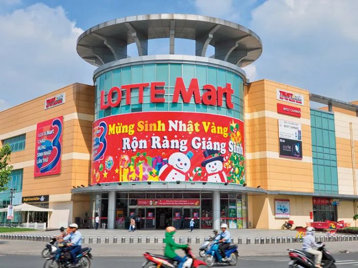 Hình ảnh ấn tượng về không gian mua sắm tiện nghi tại LOTTE Mart