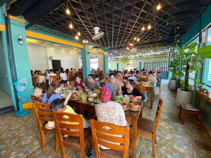 Không gian ấm cúng tại Cơm Niêu Huế Xưa