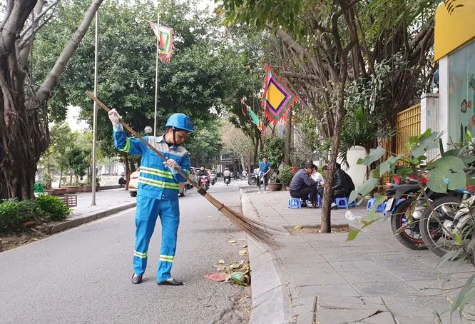 Hình ảnh minh họa sinh động về học sinh tham gia bảo vệ môi trường trường học (Nguồn: Internet)