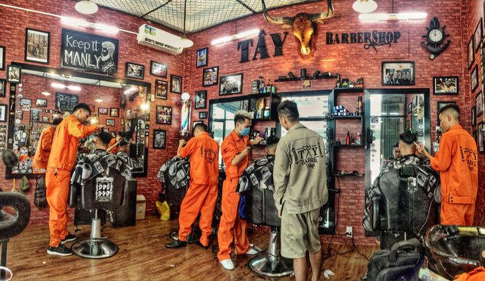 Phong cách làm việc chuyên nghiệp tại Tây Barber Shop