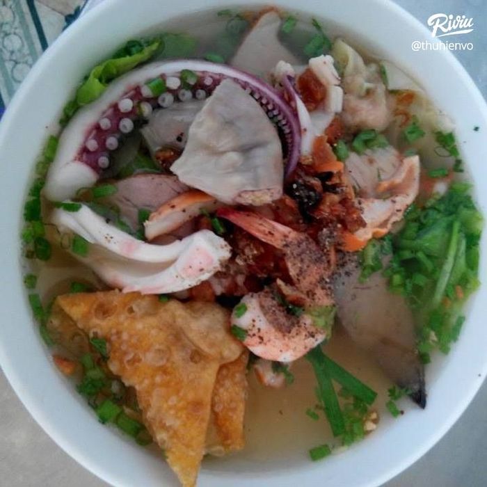Hình ảnh tô hủ tiếu đầy đặn với giá bình dân tại Tám Lài