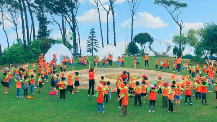 Trường Mầm non Lá Xanh - Thế giới tuổi thơ: Sân chơi rộng mở nơi trẻ được thỏa sức khám phá, học hỏi và phát triển kỹ năng sống qua những hoạt động bổ ích.