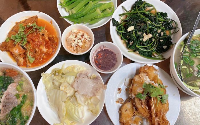 Không gian ấm cúng tại Cơm Niêu Hương Huế