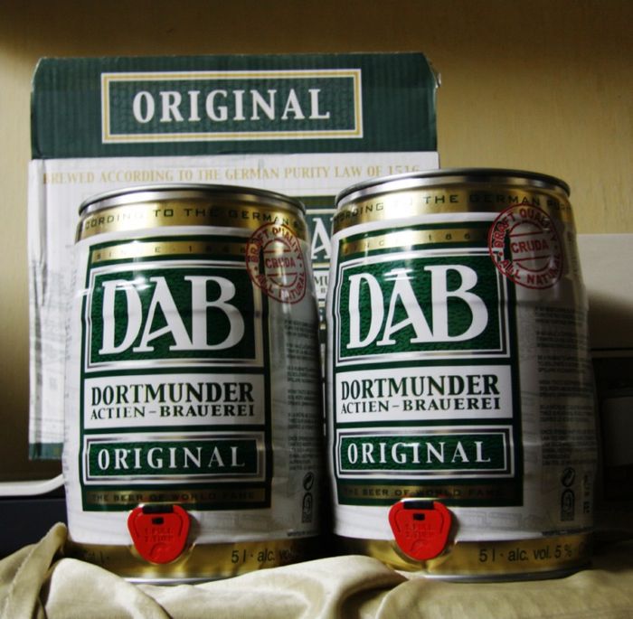 Hình ảnh sang trọng của Bia Dab (Đức) - Biểu tượng vàng của nghệ thuật ủ bia Dortmund