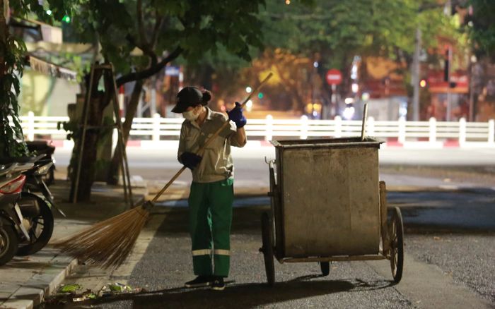 Hình ảnh minh họa sinh động về học sinh tham gia bảo vệ môi trường trường học (Nguồn: Internet)
