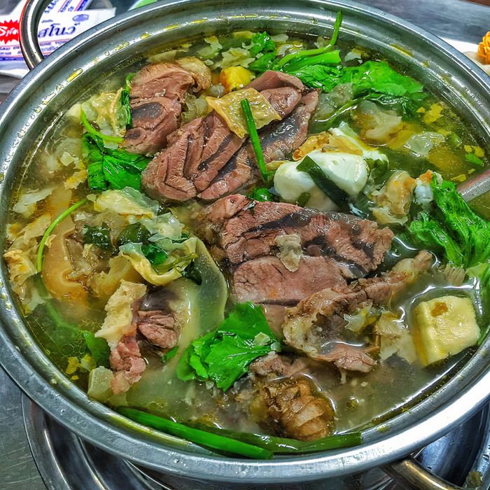 Không gian ấm cúng tại Lẩu Bò Sáu Hưng