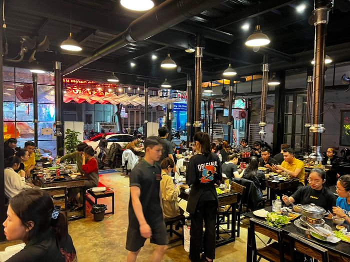 Thực đơn đa dạng với nhiều loại lẩu tại quán
