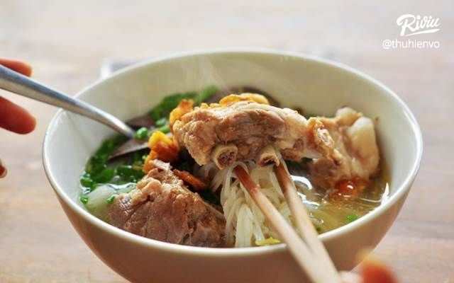 Không gian giản dị và tô hủ tiếu thơm ngon tại quán Tám Lài