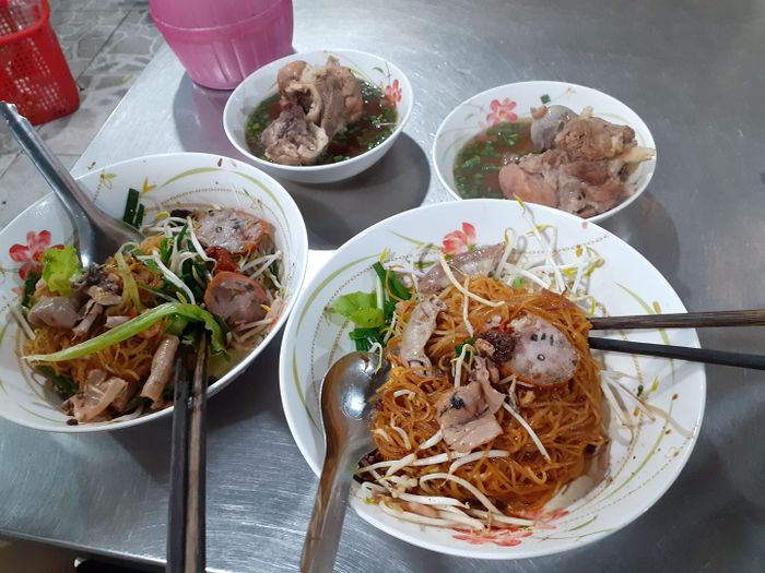 Không gian ấm cúng và tô hủ tiếu đầy đặn tại quán Sáu Sen
