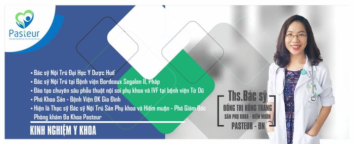Hình ảnh BS Hồng Trang trong quá trình thăm khám - Phong cách làm việc chuyên nghiệp kết hợp với sự ân cần, chu đáo
