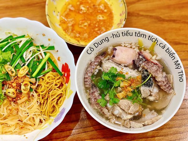 Hình ảnh tô hủ tiếu tôm tít đặc trưng tại quán Cô Dung