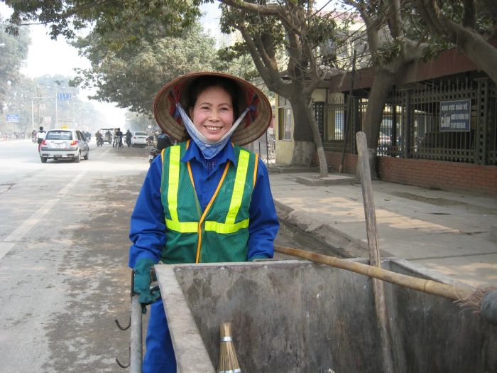 Hình ảnh minh họa sinh động về học sinh tham gia bảo vệ môi trường trường học (Nguồn: Internet)
