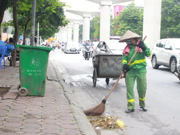 Hình ảnh minh họa sinh động về học sinh tham gia dọn vệ sinh trường lớp (Nguồn: Internet)