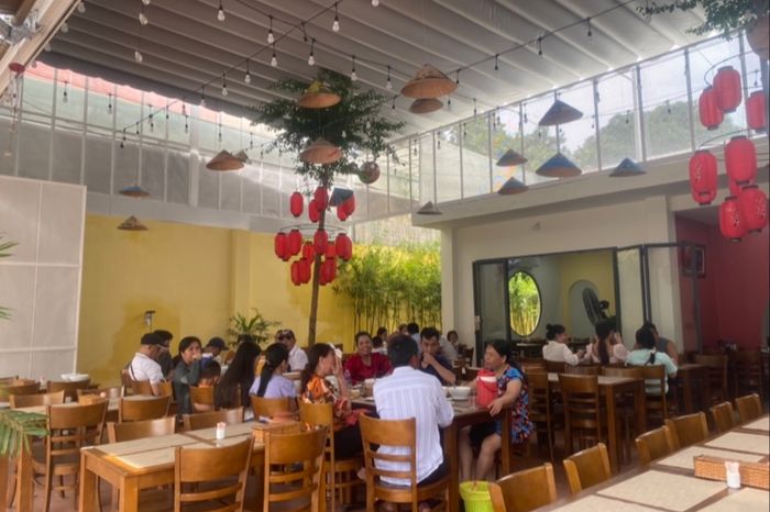 Không gian ấm cúng tại Cơm Niêu Điền Châu