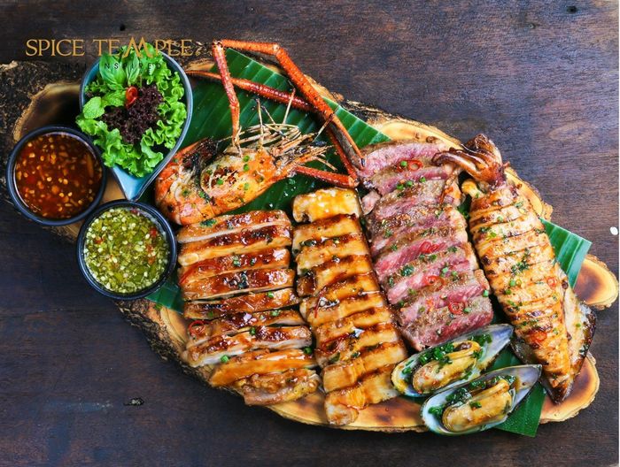 Hình ảnh những món ăn Thái Lan đặc sắc tại Spice Temple với màu sắc bắt mắt và trình bày tinh tế