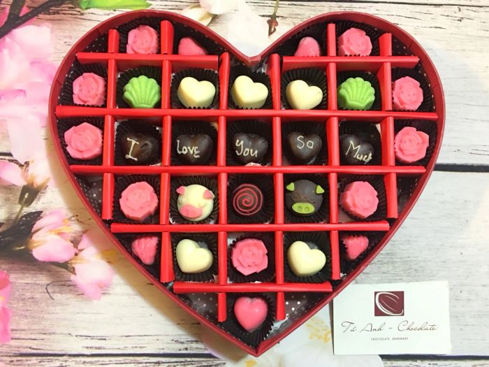 Bộ sưu tập socola Valentine độc đáo và những món quà kết hợp hoa sáp tinh tế tại Tú Anh Chocolate
