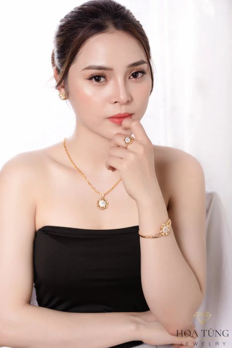 Không gian sang trọng tại Vàng Hoa Tùng