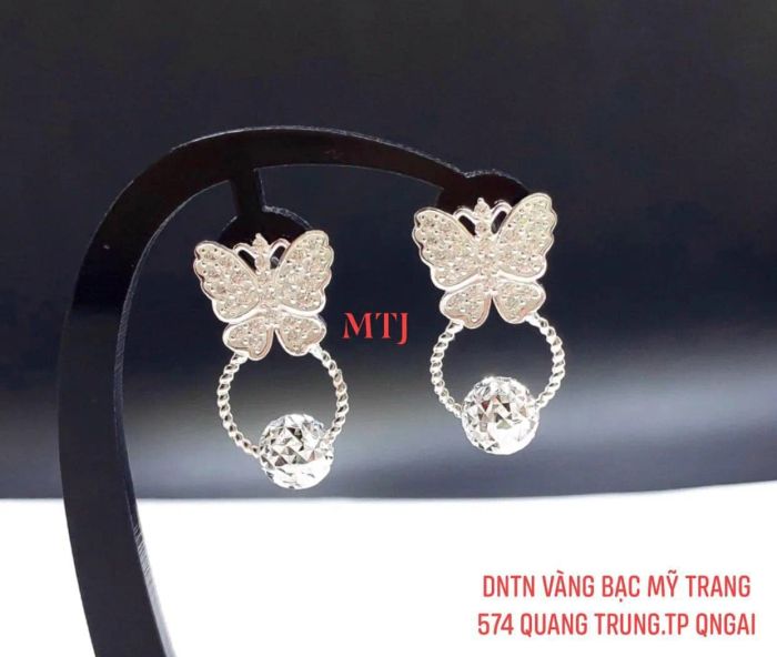 Không gian trưng bày sang trọng tại Vàng Bạc Mỹ Trang