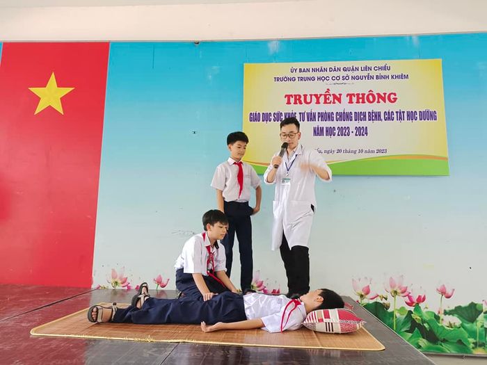 Góc sân trường đầy nắng tại THCS Nguyễn Bỉnh Khiêm (Ảnh 2)