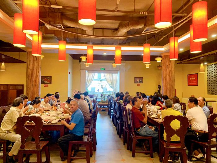 Không gian ấm cúng với đèn lồng đỏ tại nhà hàng