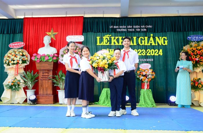 Khoảnh khắc đáng nhớ tại ngôi trường (Ảnh 1)