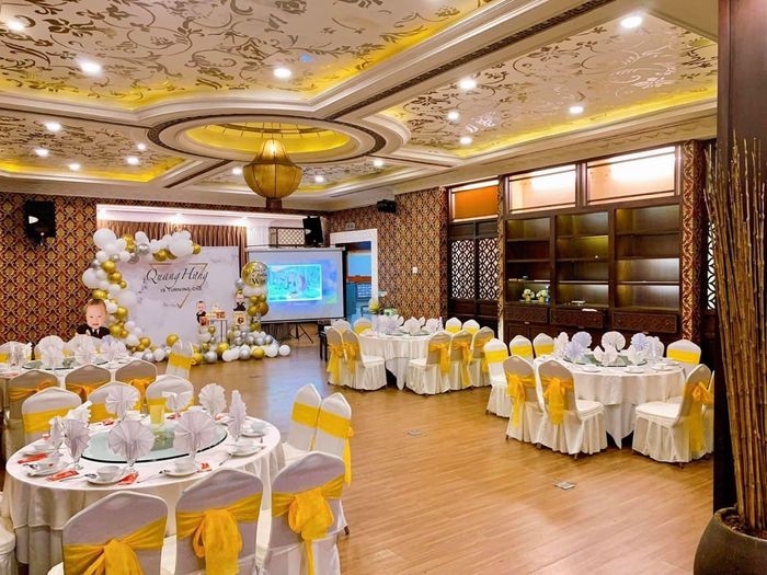 Không gian sang trọng tại Nhà Hàng Đèn Lồng Đỏ