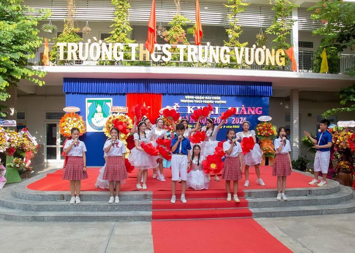 Góc sân trường đầy nắng tại THCS Trưng Vương (Ảnh 2)