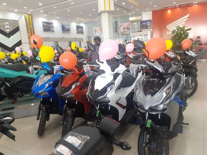 Hình ảnh trưng bày xe máy Honda tại showroom Hưng Thịnh
