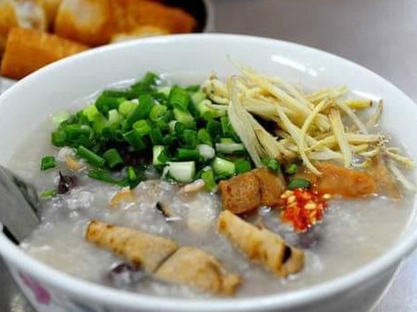 Hình ảnh tô cháo mực vàng ươm hấp dẫn tại Cháo Mực Lâm Văn Bền