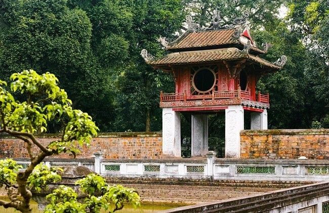 Hình ảnh tư liệu về 82 bia Tiến sĩ (Nguồn: internet)