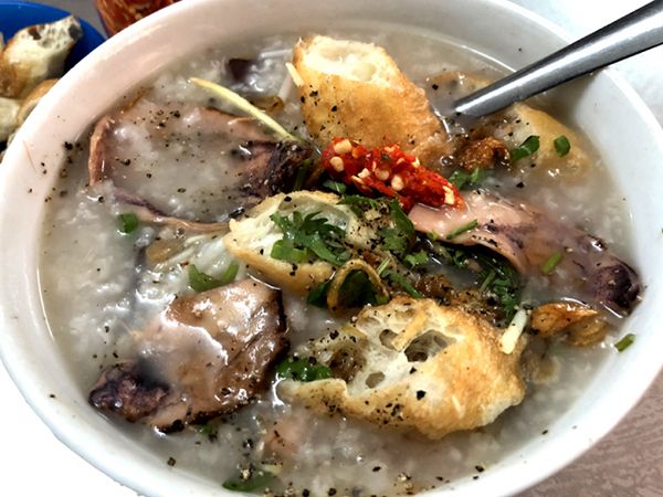 Hình ảnh tô cháo mực vàng ươm hấp dẫn tại Cháo Mực Thanh Sơn