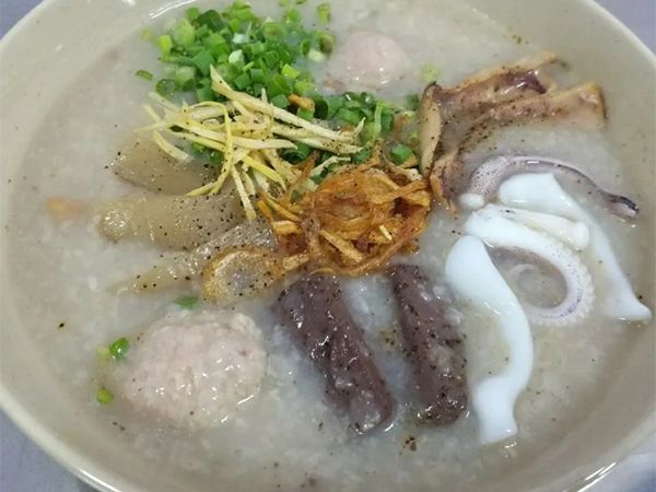 Ảnh minh họa không gian ấm cúng của quán cháo mực