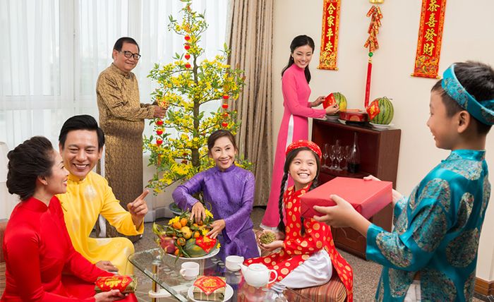 Hình ảnh minh họa sống động về phong tục gói bánh chưng ngày Tết (Nguồn: Internet)