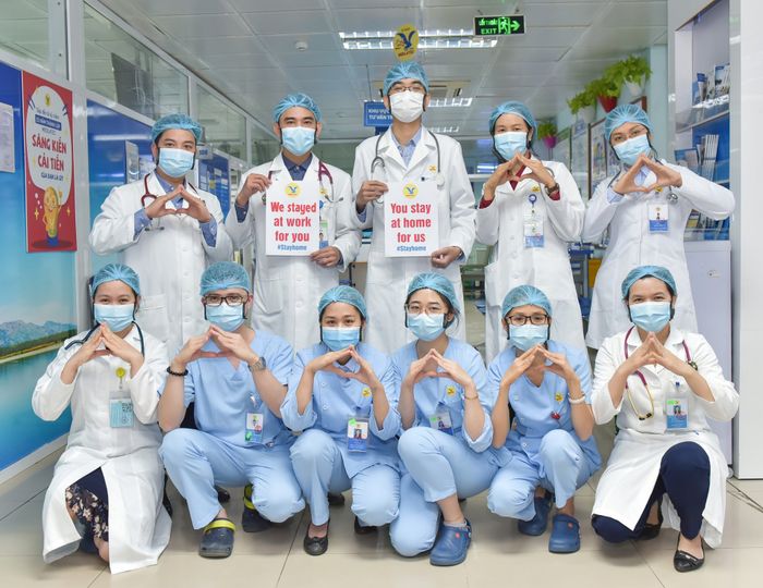 Hình ảnh minh họa: Ánh mắt dịu dàng của nữ hộ sinh bên em bé sơ sinh
